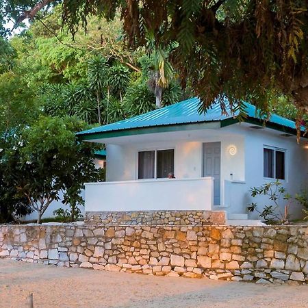 The Three P Beach Resort & Dive Center Agnay Екстериор снимка